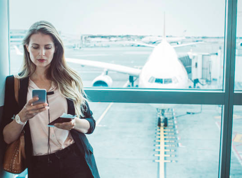 Mujer conectada wifi en aeropuerto